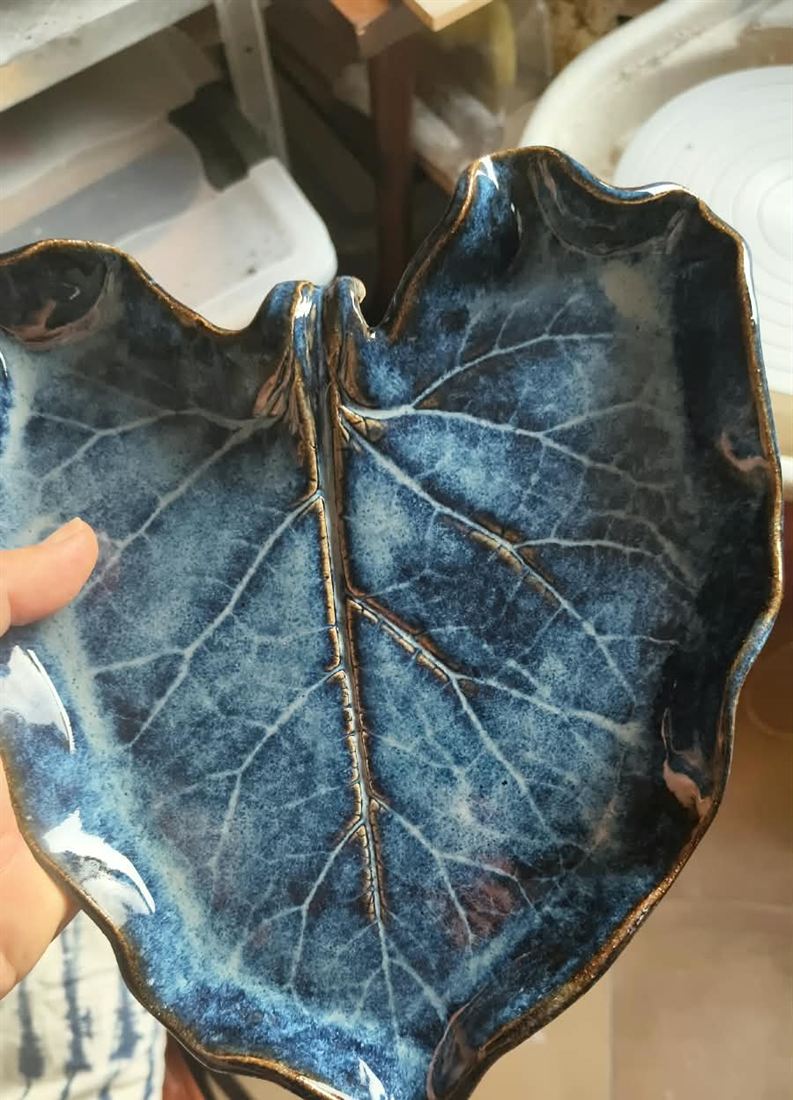 Tiefblau glasierte Schale in Blattform mit feiner Blattaderung