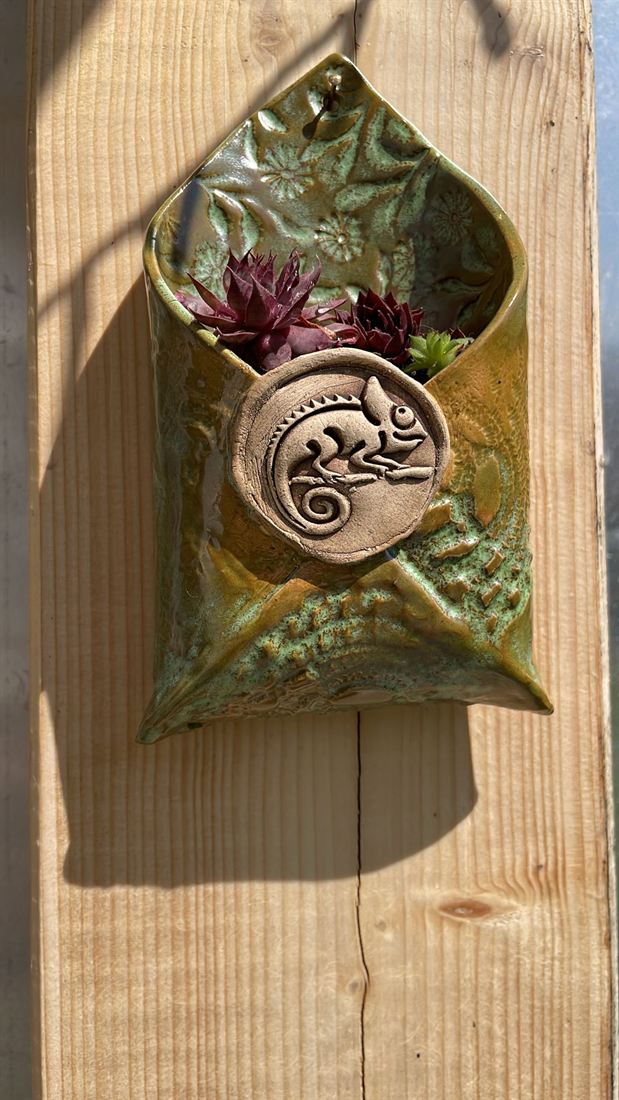 Grün glasierte Wandtasche in Briefumschlag-Form mit Chamäleon-Medaillon, bepflanzt mit Hauswurz